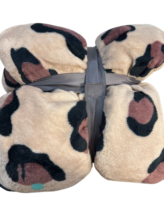 NWT fuzzy leopard blanket QUEEN